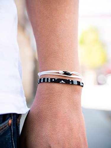 Made by Nami Dünnes Wickel-Armband Herren & Damen mit Karabiner-Haken Verschluss Handmade - Maritimer Surfer Schmuck - Minimalistisches Stoff-Armband - 100% Wasserfest & verstellbar (Weiß Schwarz)