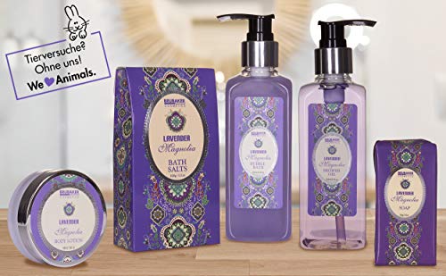 BRUBAKER Cosmetics Bade- und Dusch Set Lavendel Magnolien Duft - 7-teiliges Geschenkset in dekorativem Korb