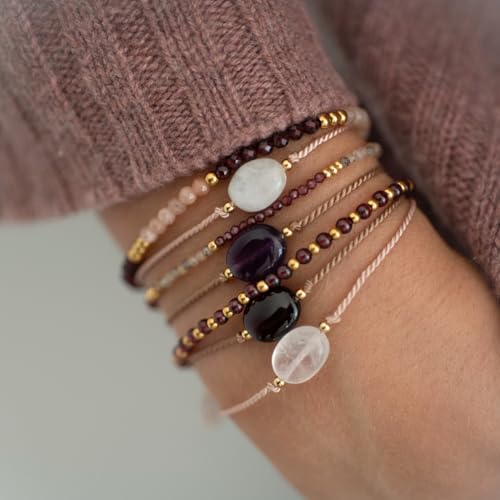 happymaker - Rosenquarz Armband Damen, handgemacht in Deutschland, Edelstein Armband rosa mit vergoldeten Perlen, Geschenkverpackung als Kraftgeber Geschenk für Frauen und Mädchen