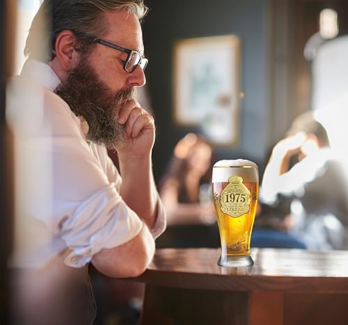CROWNLY CRYSTAL® 1975 Geschenk 50 Geburtstag Mann Bierglas Mit Gravur 570 ml Geschenke Für Männer Personalisierte Geschenke Geburtstagskarte 50 Mann Deko 50. Geburtstag Mann Geschenk Freund