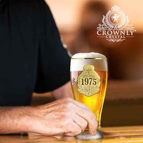 CROWNLY CRYSTAL® 1975 Geschenk 50 Geburtstag Mann Bierglas Mit Gravur 570 ml Geschenke Für Männer Personalisierte Geschenke Geburtstagskarte 50 Mann Deko 50. Geburtstag Mann Geschenk Freund