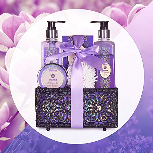 BRUBAKER Cosmetics Bade- und Dusch Set Lavendel Magnolien Duft - 7-teiliges Geschenkset in dekorativem Korb