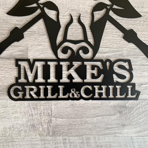 Personalisierter Grill & Chill BBQ Schild - Metall Wandschild für Grillen und Barbecue - Wanddeko mit Stierkopf - Gartenschild - Bull Head - Weihnachtsgeschenk für Papa - Gartendeko Wetterbeständig