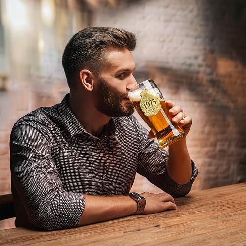 CROWNLY CRYSTAL® 1975 Geschenk 50 Geburtstag Mann Bierglas Mit Gravur 570 ml Geschenke Für Männer Personalisierte Geschenke Geburtstagskarte 50 Mann Deko 50. Geburtstag Mann Geschenk Freund