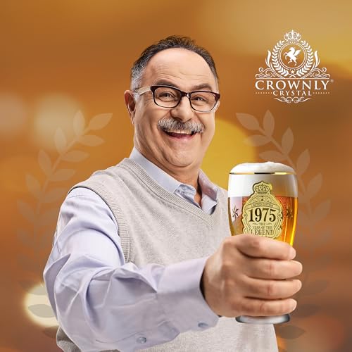 CROWNLY CRYSTAL® 1975 Geschenk 50 Geburtstag Mann Bierglas Mit Gravur 570 ml Geschenke Für Männer Personalisierte Geschenke Geburtstagskarte 50 Mann Deko 50. Geburtstag Mann Geschenk Freund