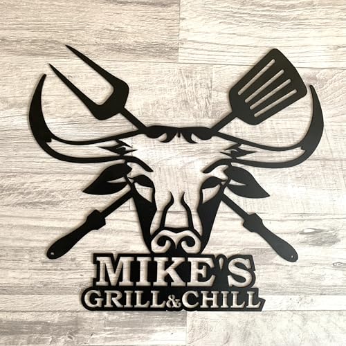 Personalisierter Grill & Chill BBQ Schild - Metall Wandschild für Grillen und Barbecue - Wanddeko mit Stierkopf - Gartenschild - Bull Head - Weihnachtsgeschenk für Papa - Gartendeko Wetterbeständig