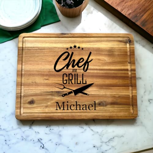 Personalisiertes Schneidebrett mit Saftrille aus Akazienholz mit Gravur Chef am Grill und Name, Akazienholzbrett als Geschenk für Männer, den Grillprofi, Hobbygriller, Chef am Grill, ca. 38 cm x 28 cm